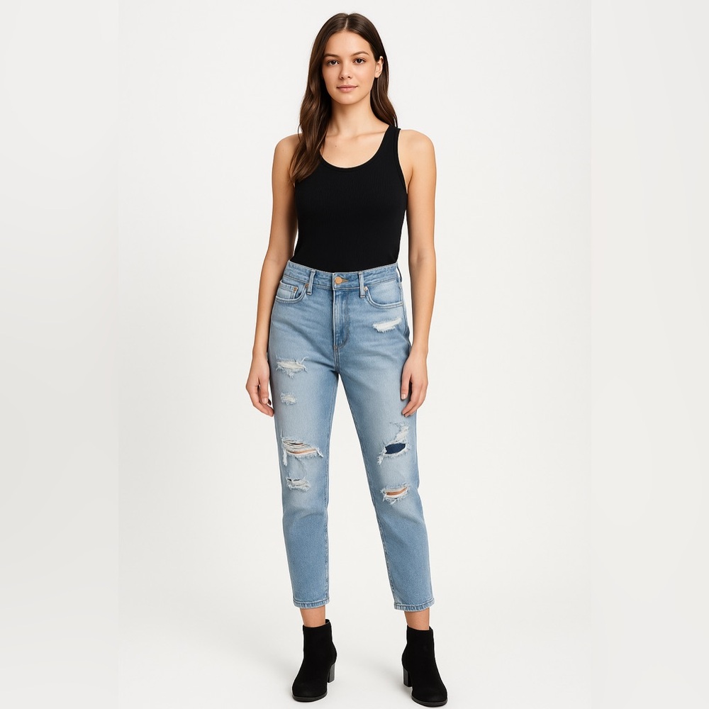 American Eagle Tomgirl Light Wash Distressed Jeans | Size 6 Short
